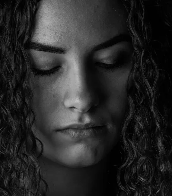 Mulher com expressão introspectiva representando cansaço emocional causado por relações tóxicas